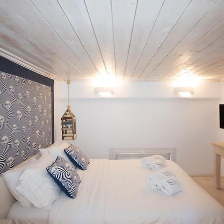 Blue, White And Grey Suites オルノス エクステリア 写真