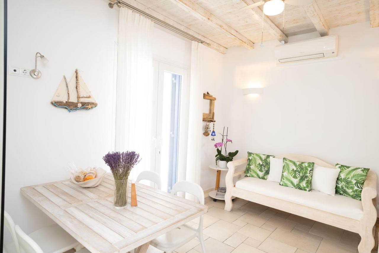 Blue, White And Grey Suites オルノス エクステリア 写真