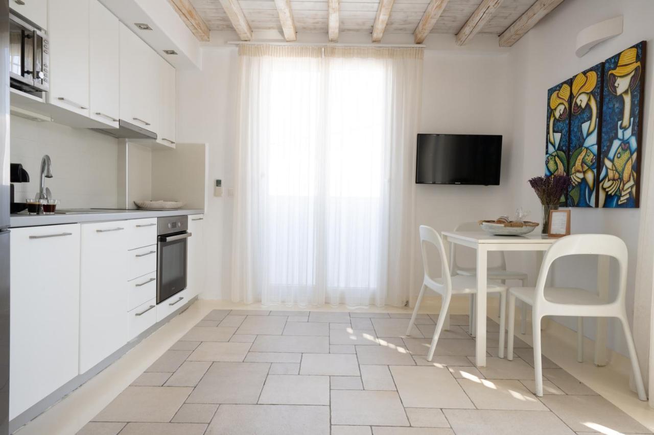 Blue, White And Grey Suites オルノス エクステリア 写真